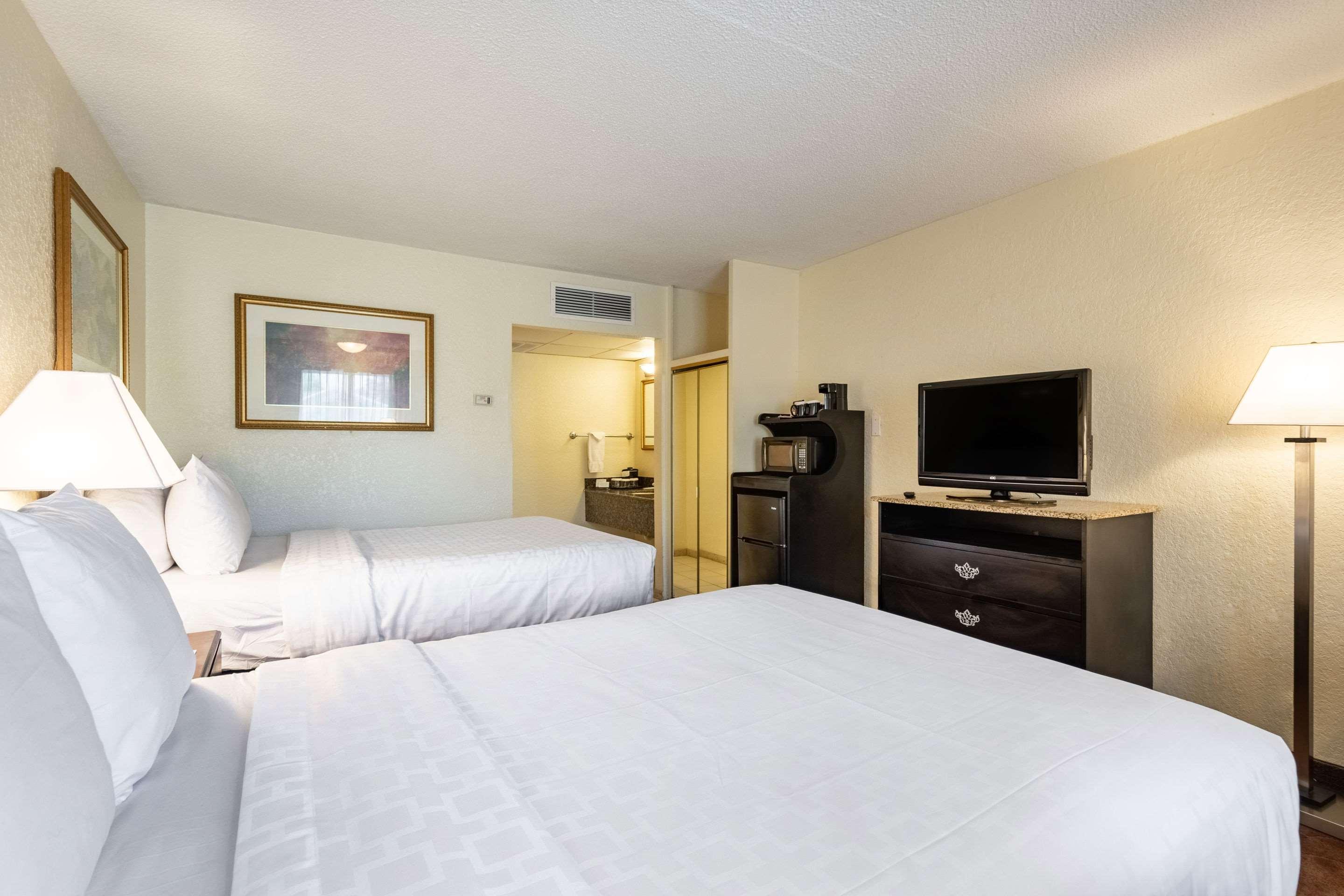 Clarion Inn & Suites Central Clearwater Beach Exterior photo