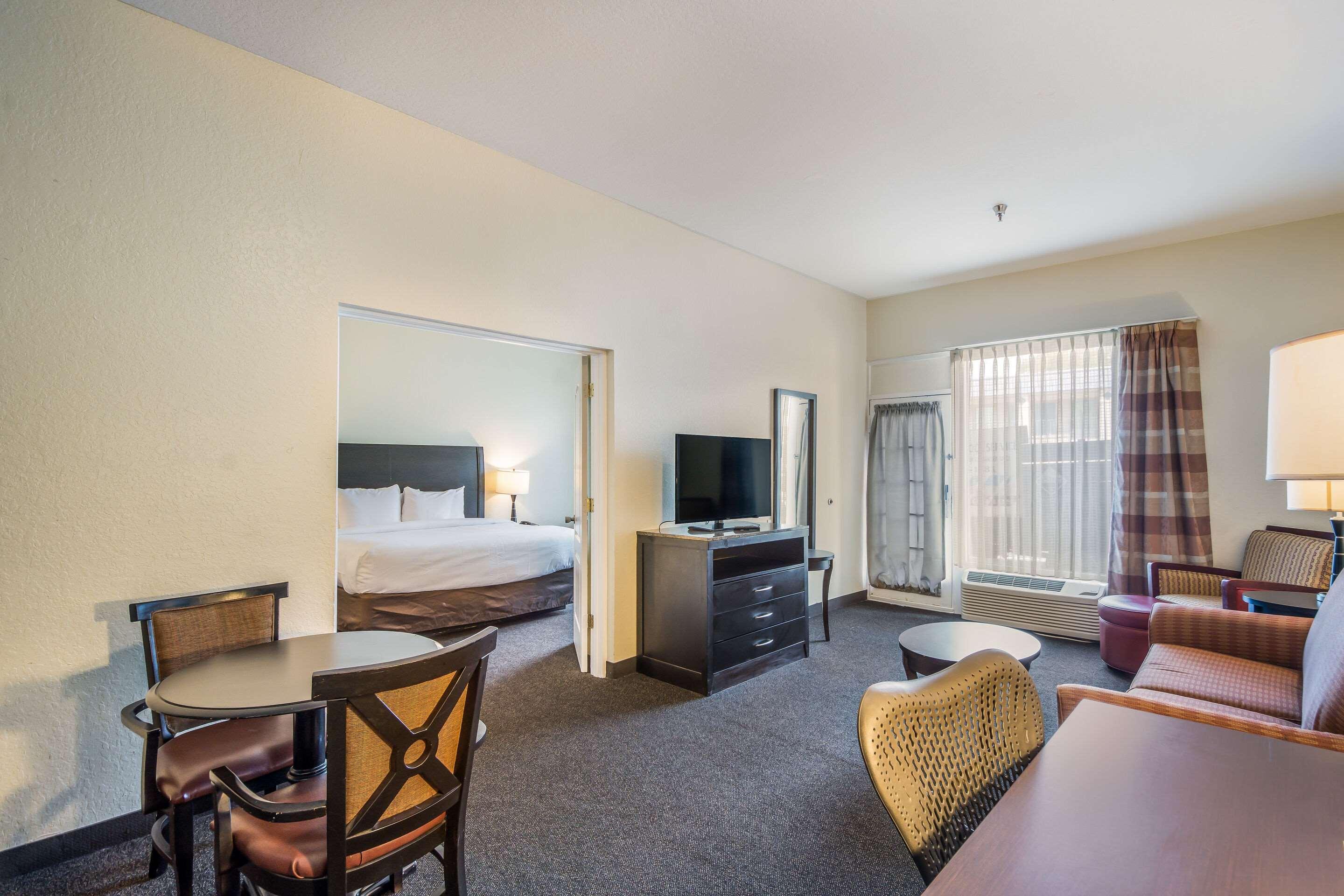 Clarion Inn & Suites Central Clearwater Beach Exterior photo