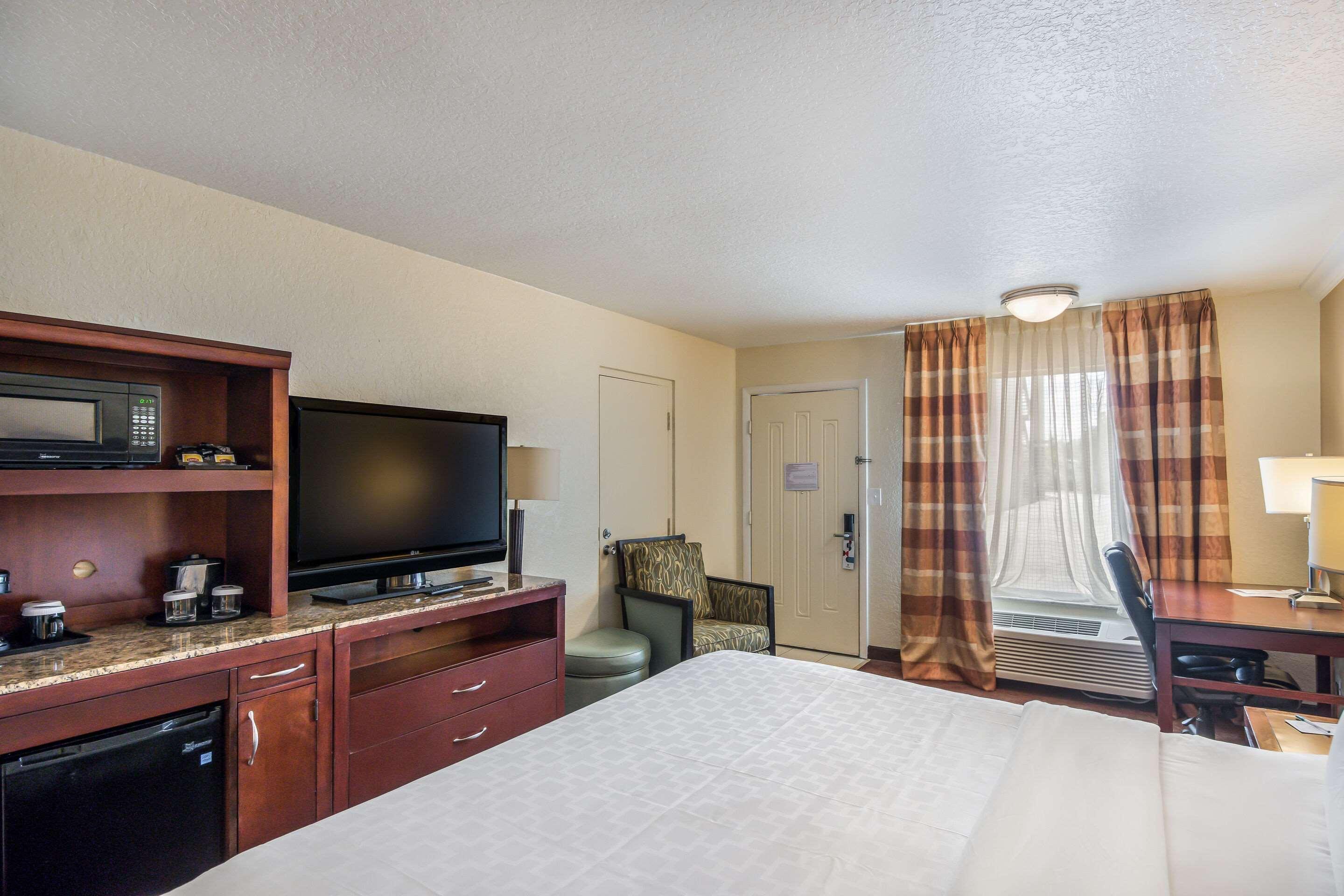 Clarion Inn & Suites Central Clearwater Beach Exterior photo