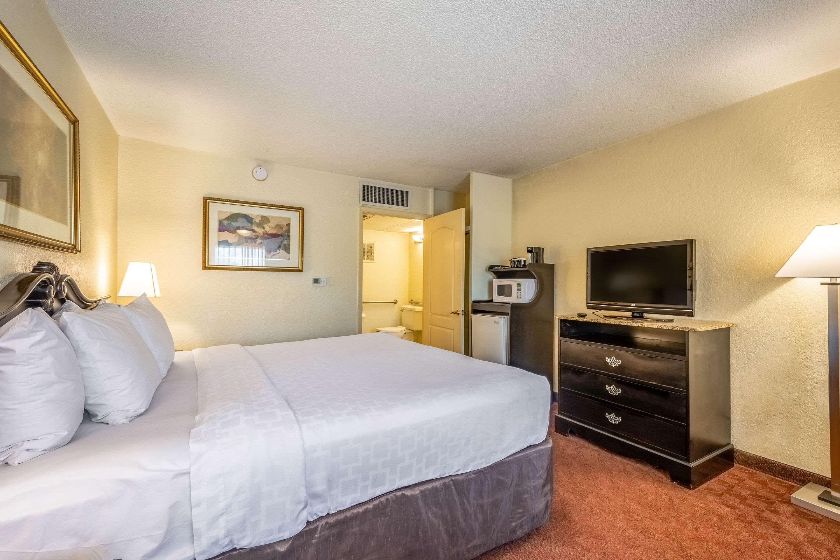 Clarion Inn & Suites Central Clearwater Beach Exterior photo