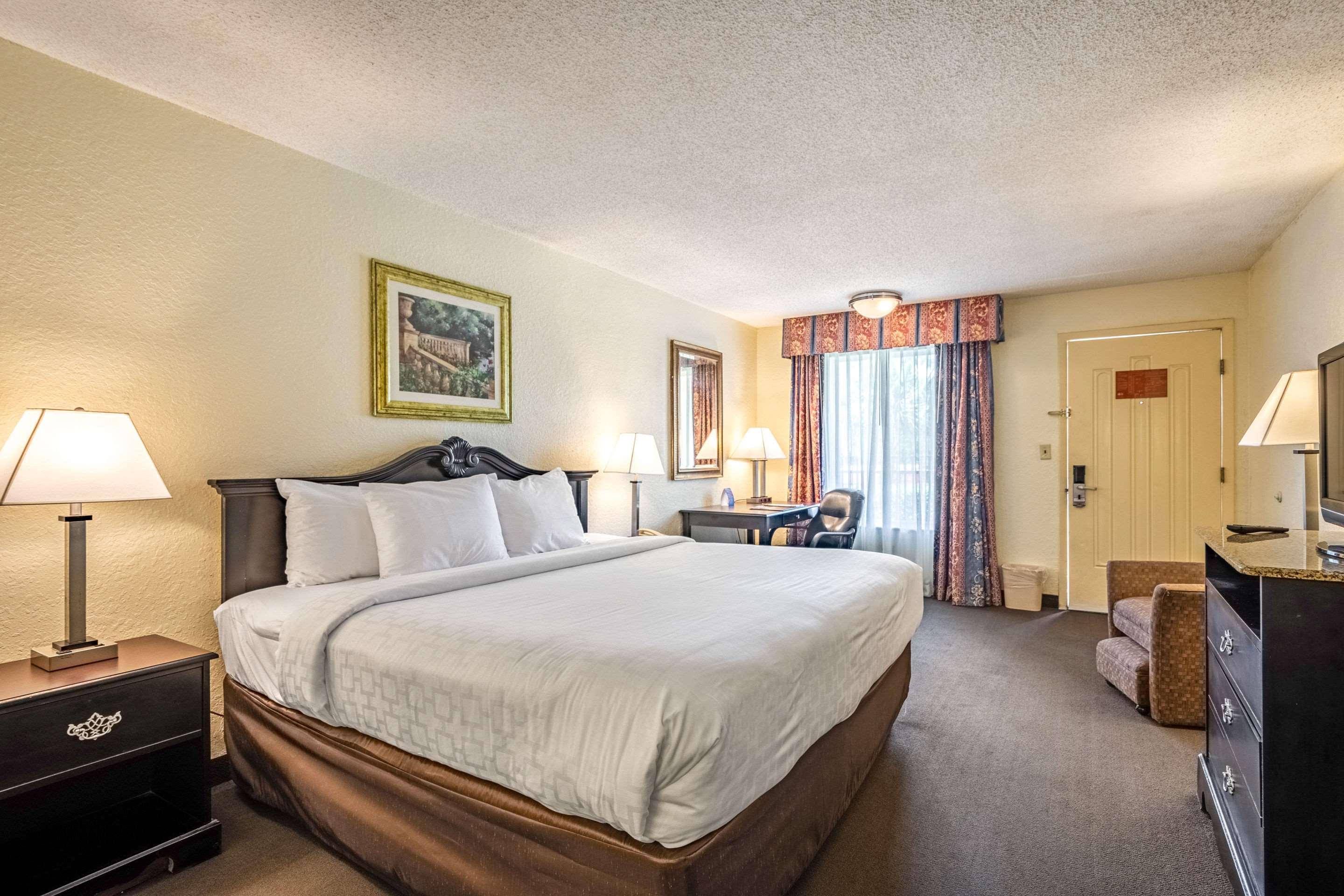 Clarion Inn & Suites Central Clearwater Beach Exterior photo