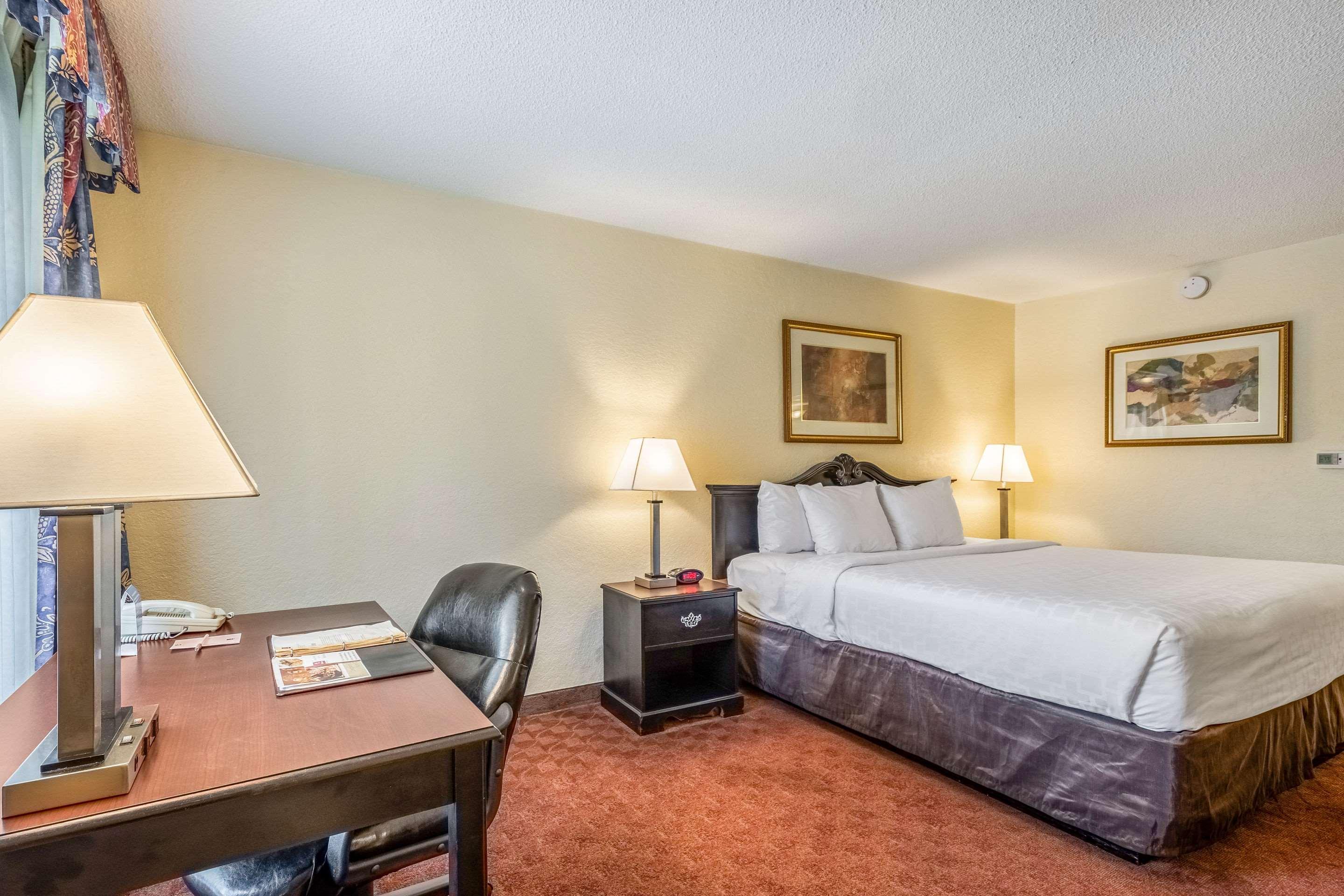 Clarion Inn & Suites Central Clearwater Beach Exterior photo