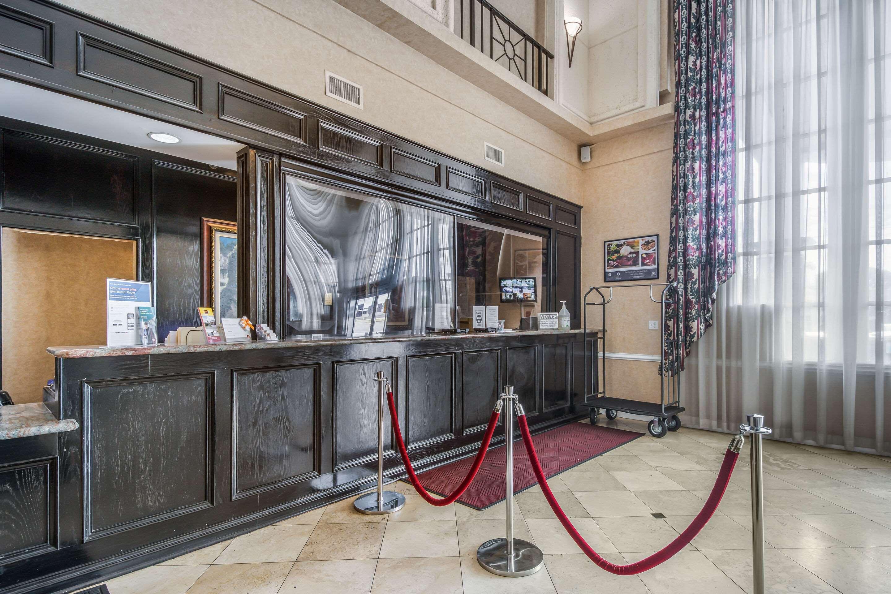 Clarion Inn & Suites Central Clearwater Beach Exterior photo