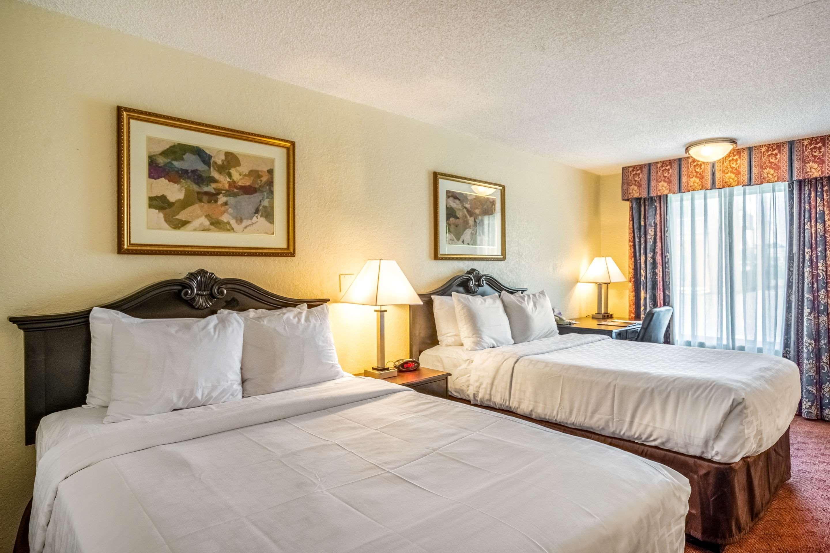Clarion Inn & Suites Central Clearwater Beach Exterior photo