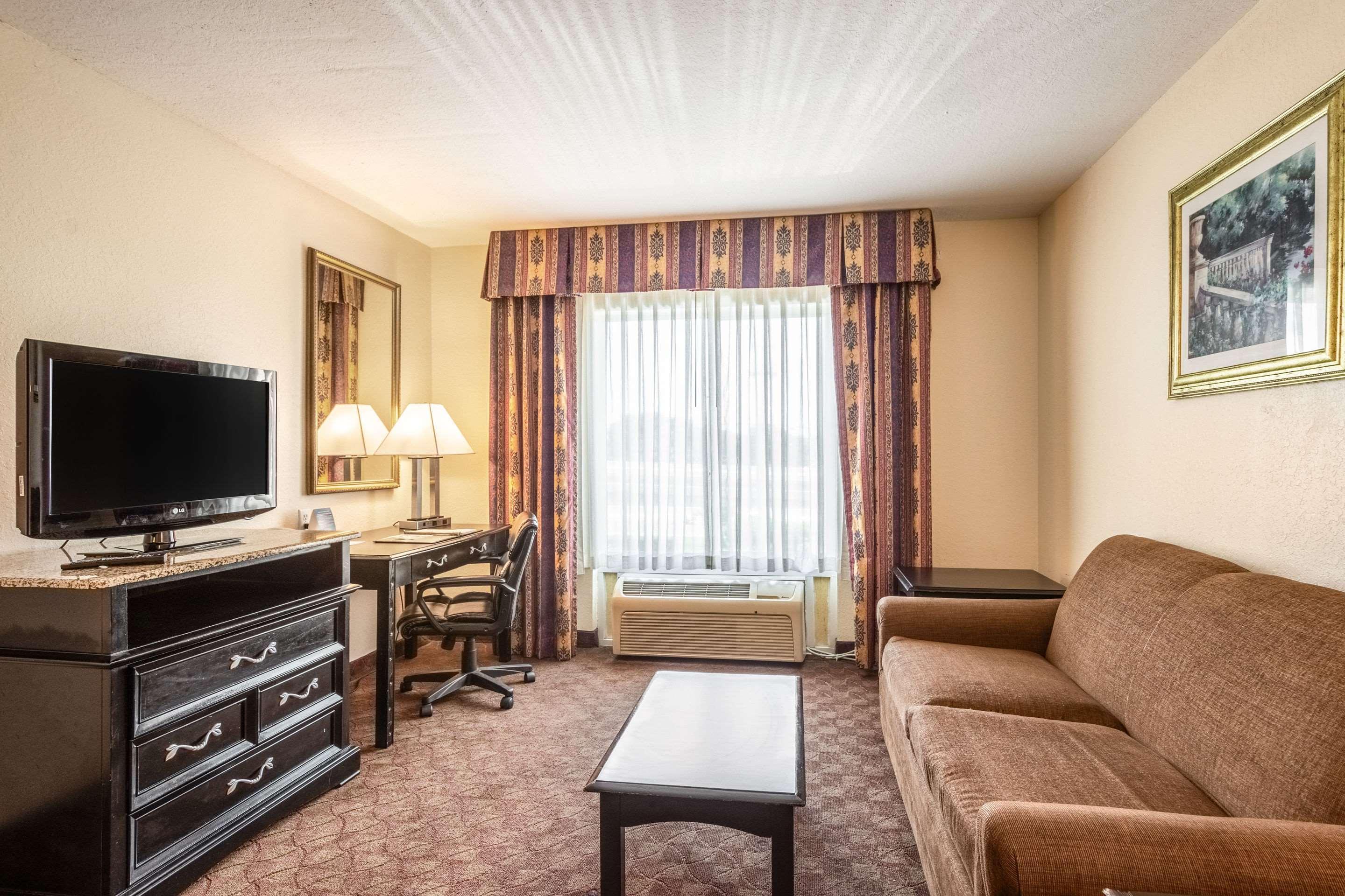 Clarion Inn & Suites Central Clearwater Beach Exterior photo