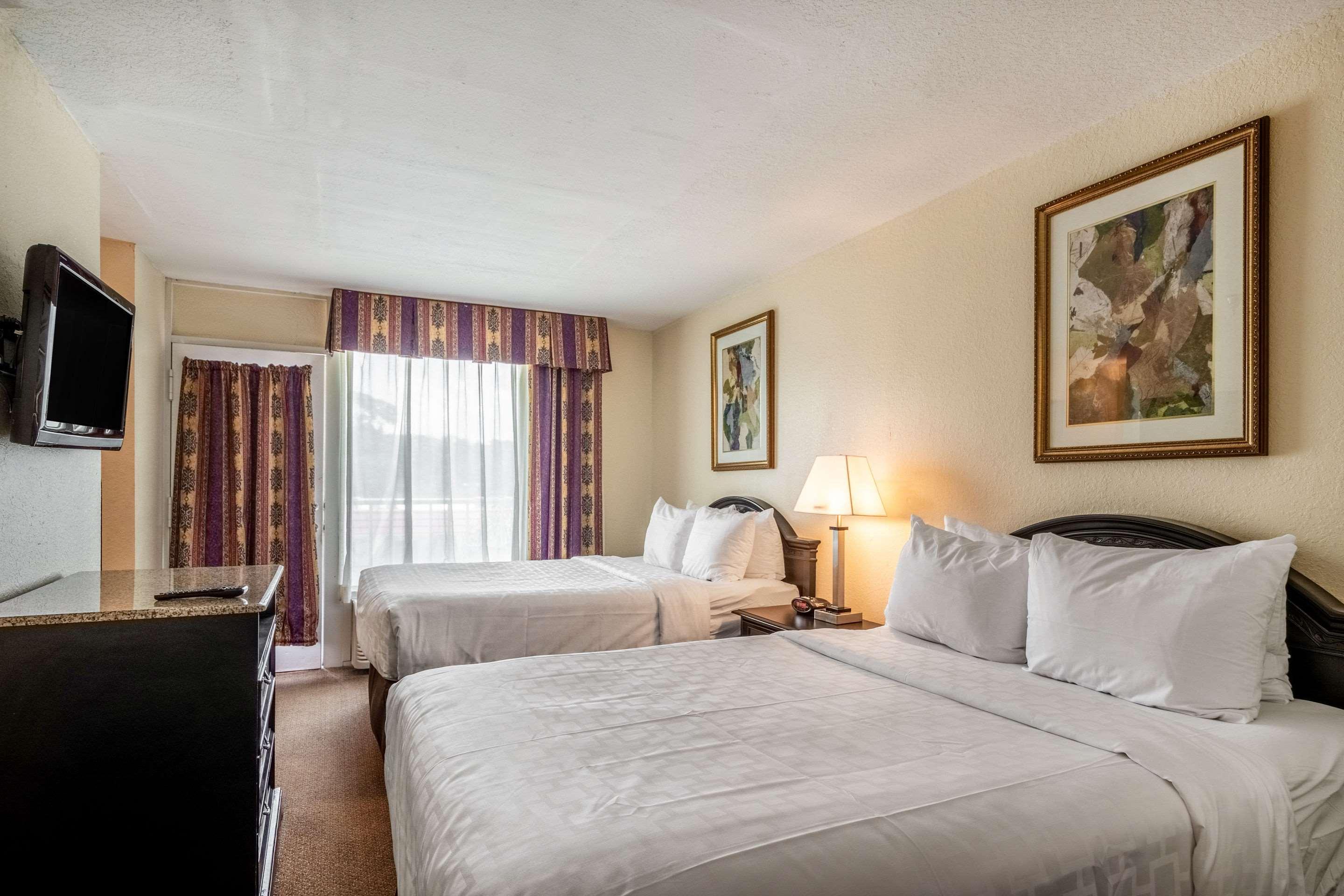 Clarion Inn & Suites Central Clearwater Beach Exterior photo