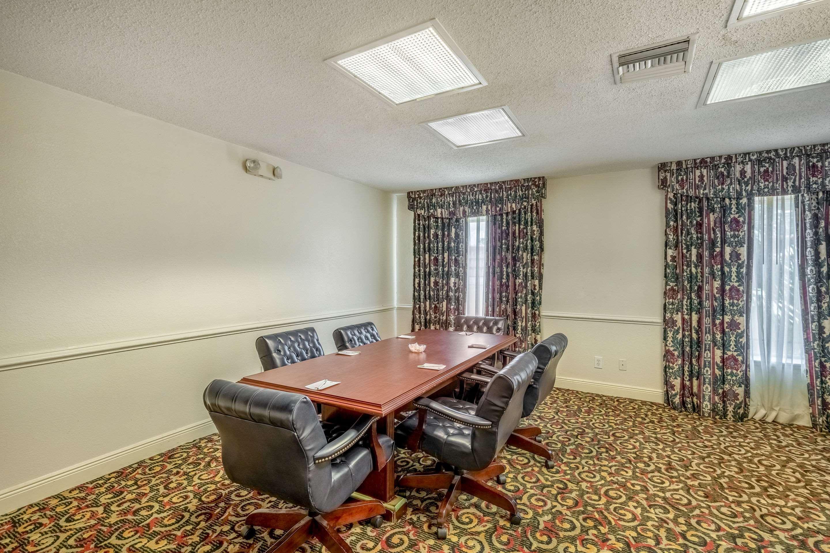 Clarion Inn & Suites Central Clearwater Beach Exterior photo