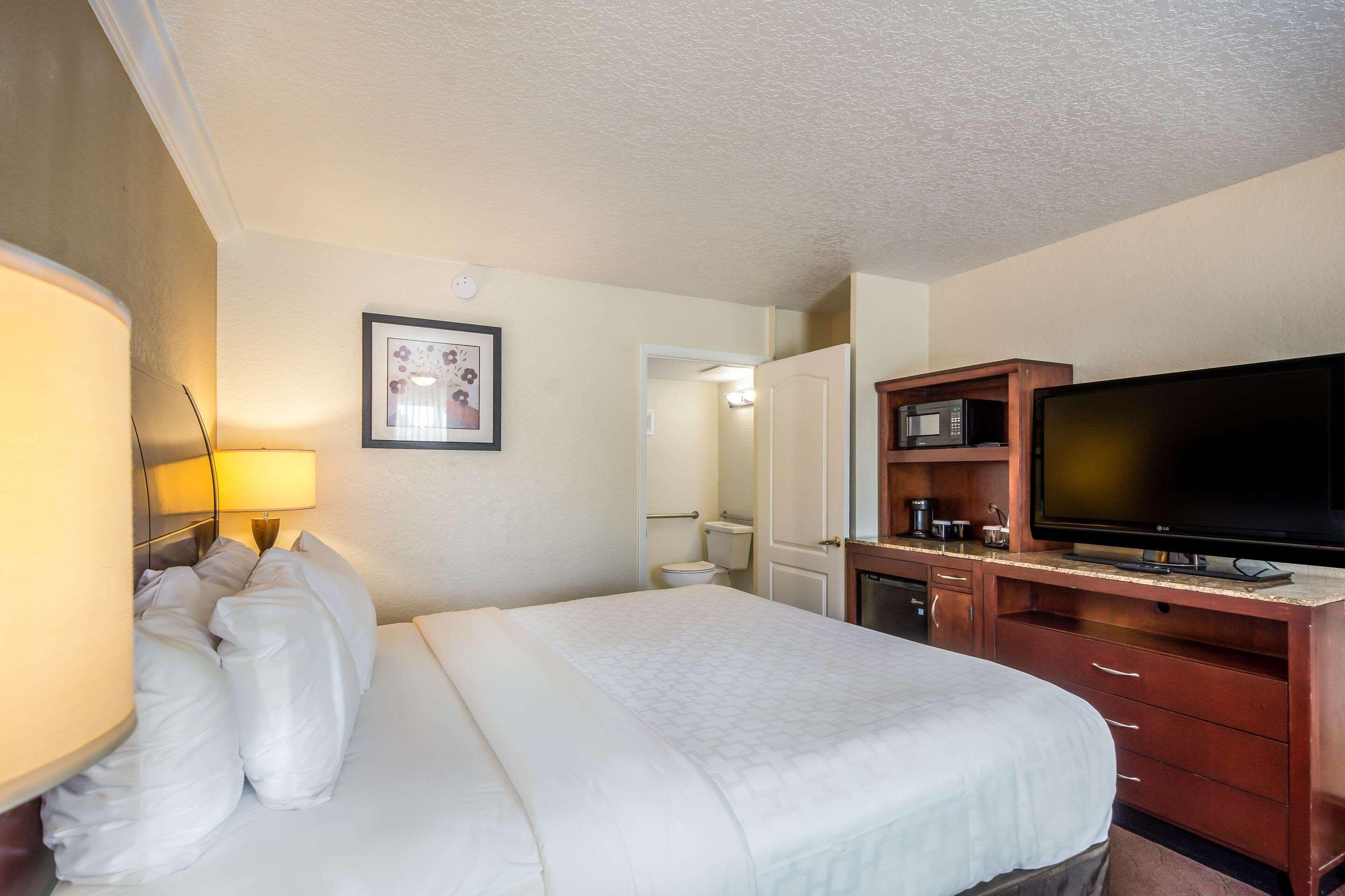 Clarion Inn & Suites Central Clearwater Beach Exterior photo