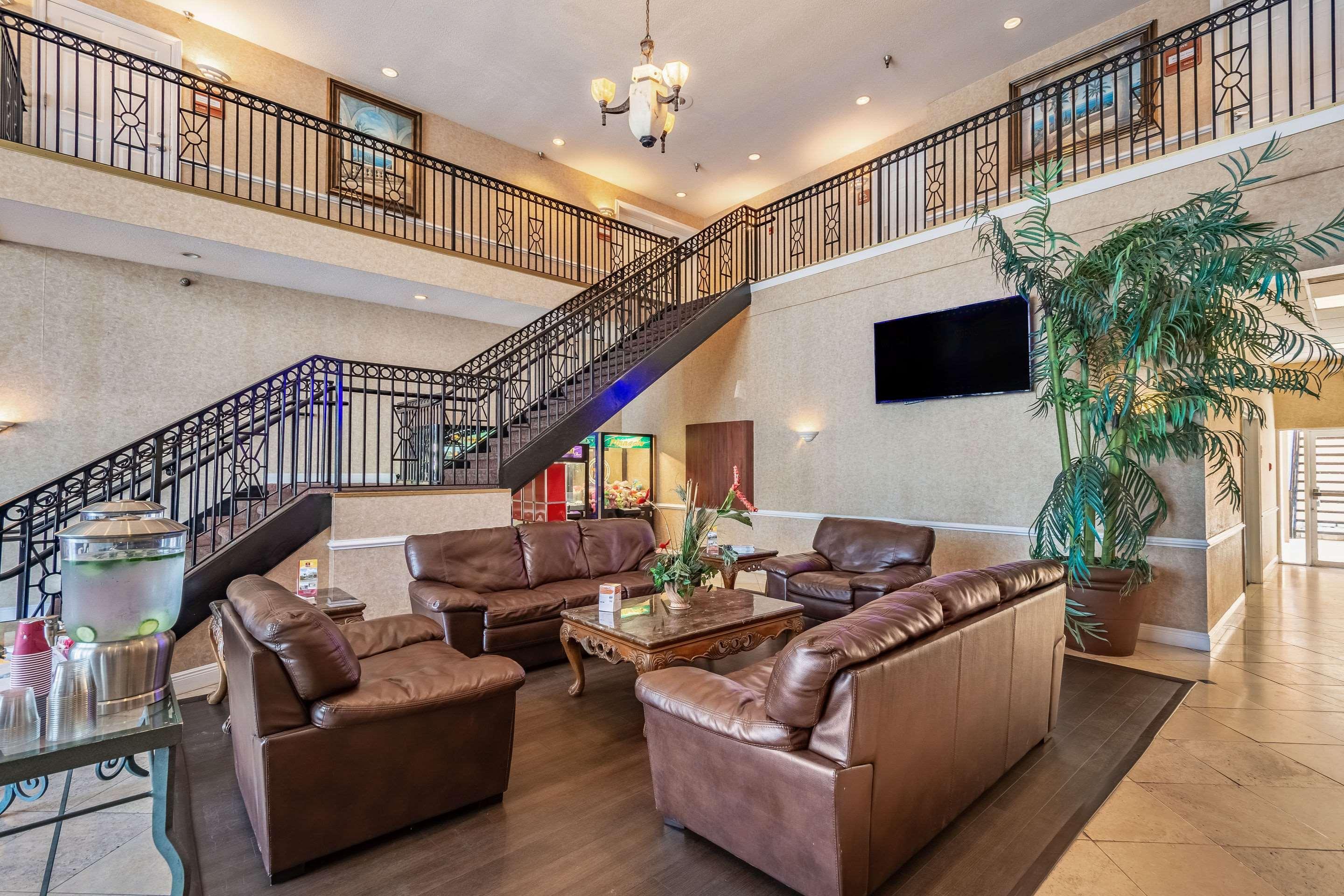 Clarion Inn & Suites Central Clearwater Beach Exterior photo