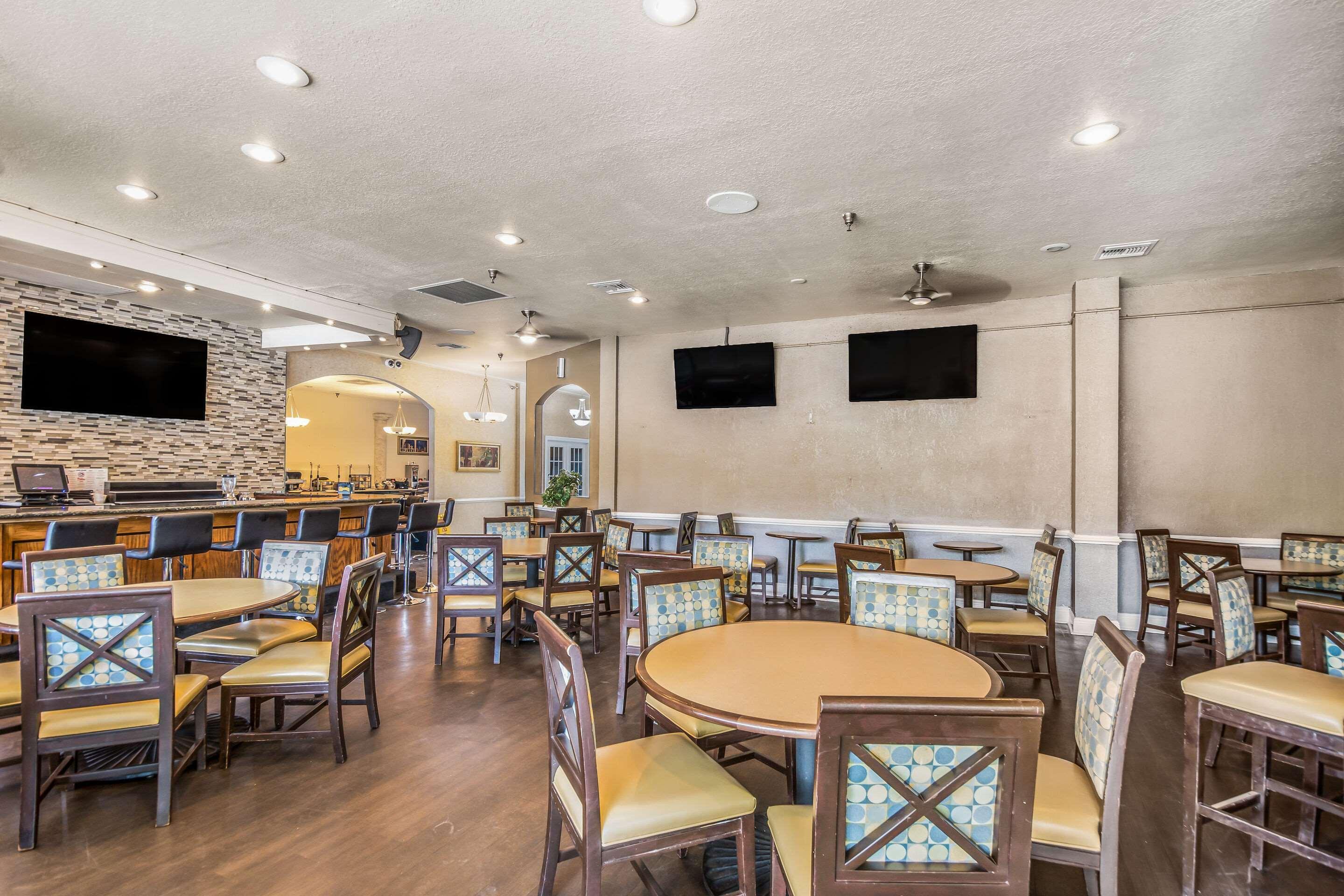 Clarion Inn & Suites Central Clearwater Beach Exterior photo