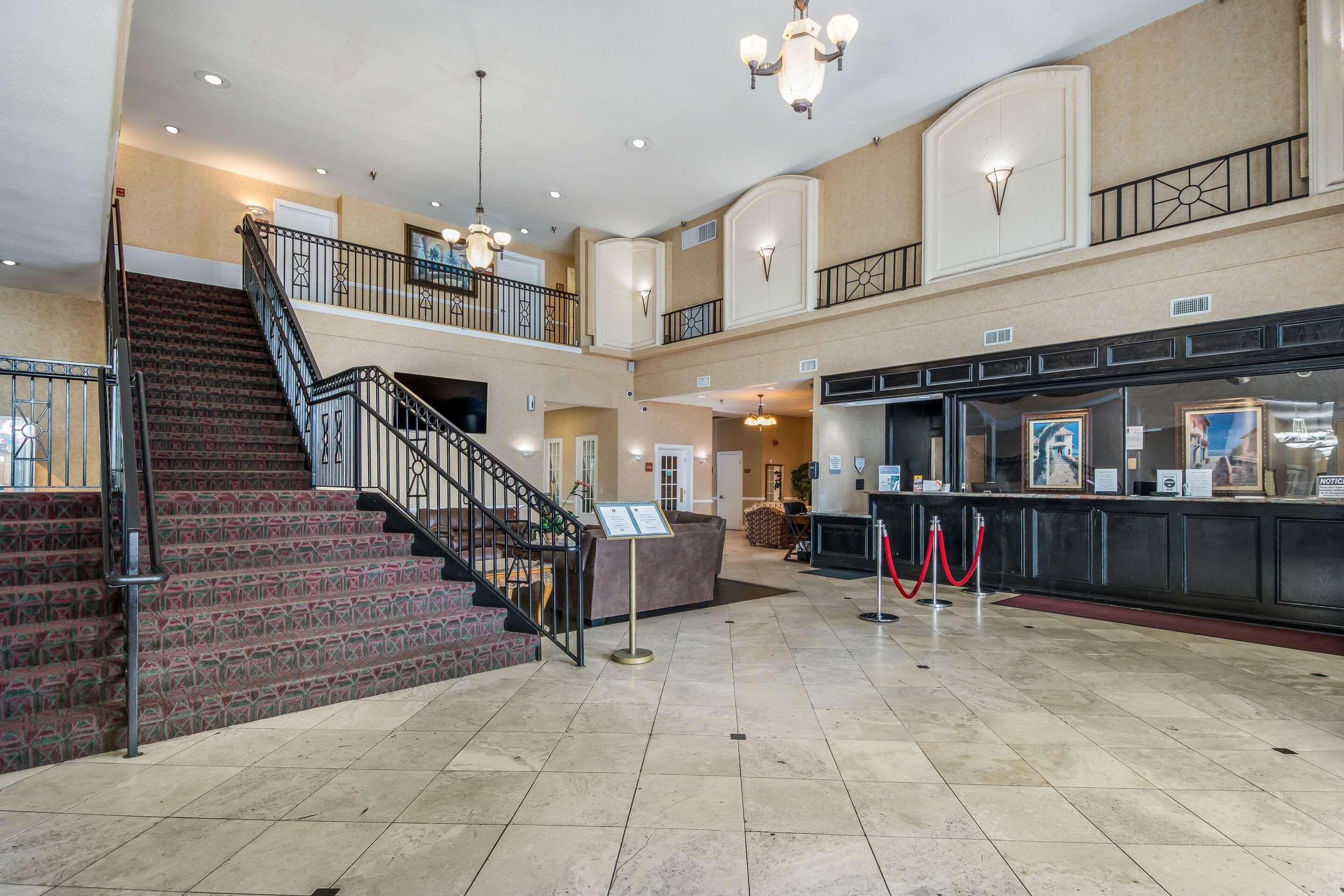 Clarion Inn & Suites Central Clearwater Beach Exterior photo