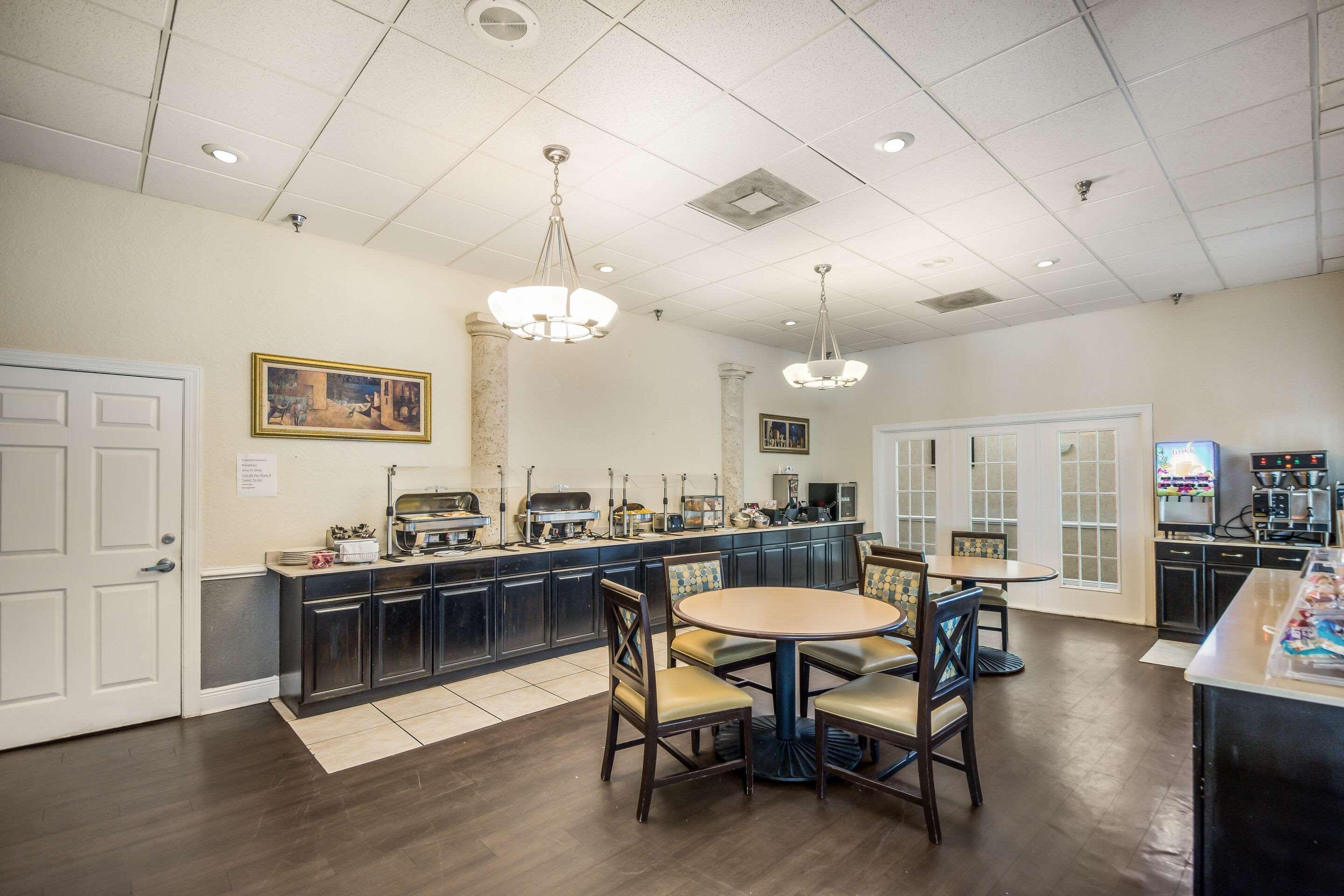 Clarion Inn & Suites Central Clearwater Beach Exterior photo