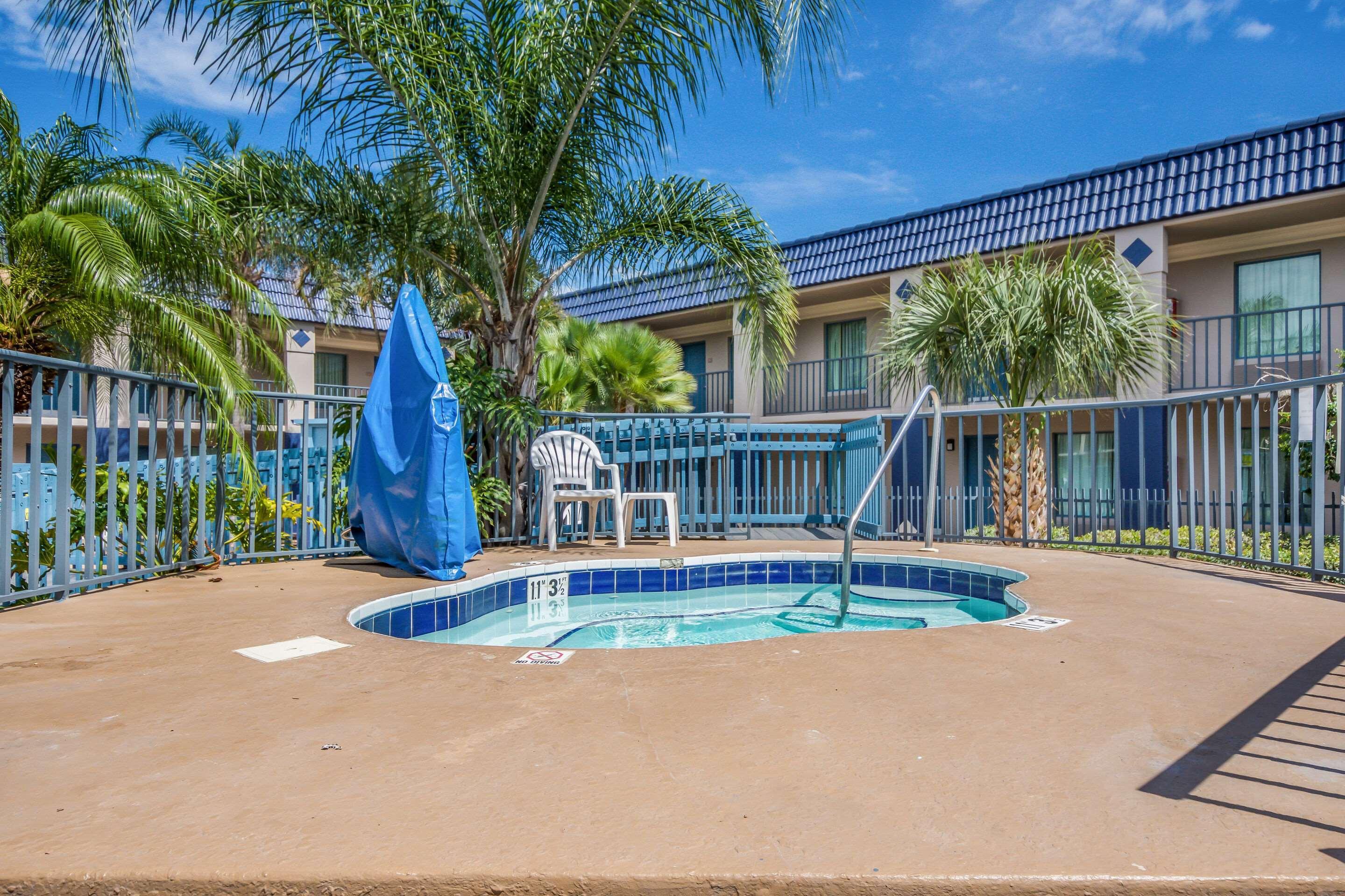 Clarion Inn & Suites Central Clearwater Beach Exterior photo