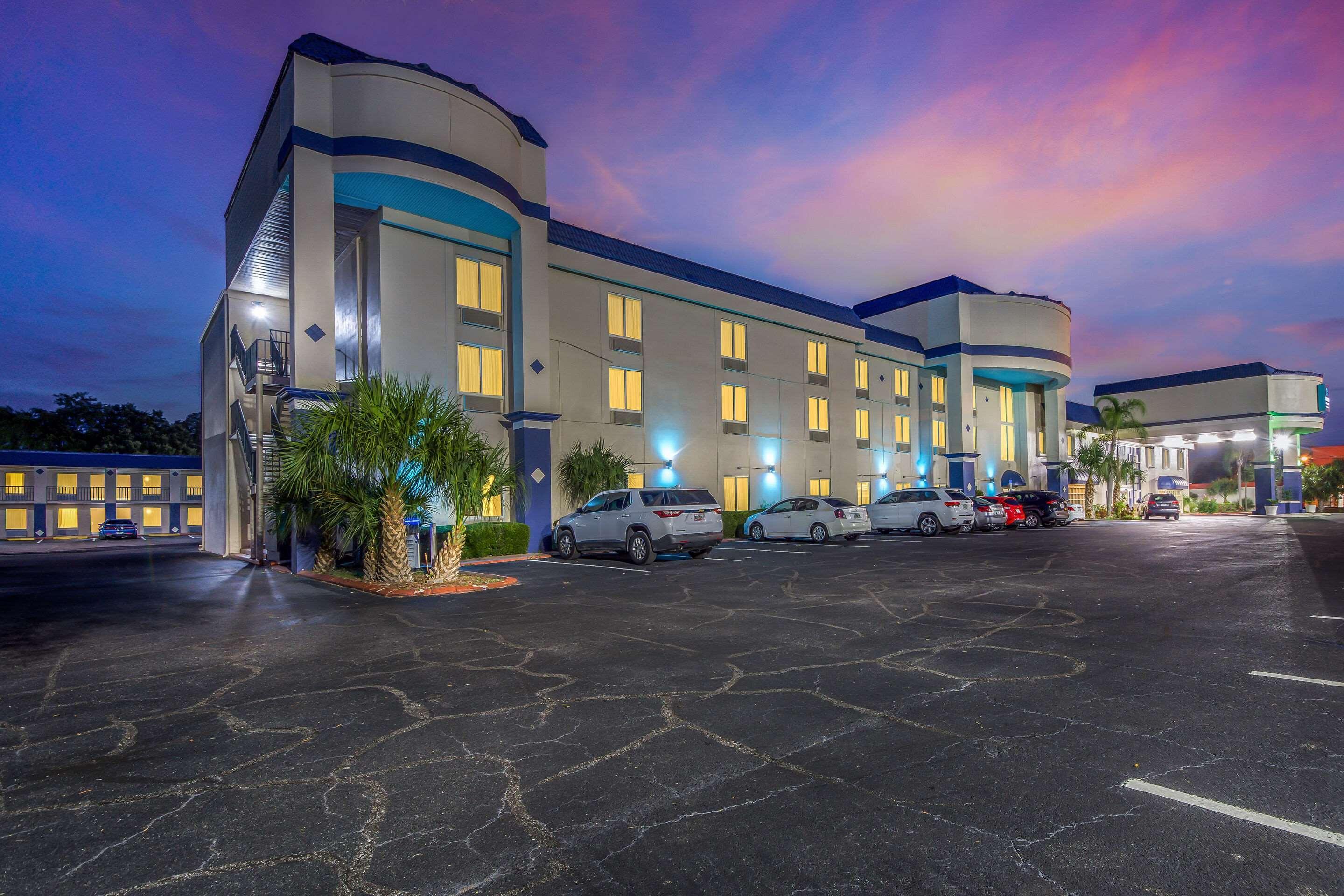 Clarion Inn & Suites Central Clearwater Beach Exterior photo