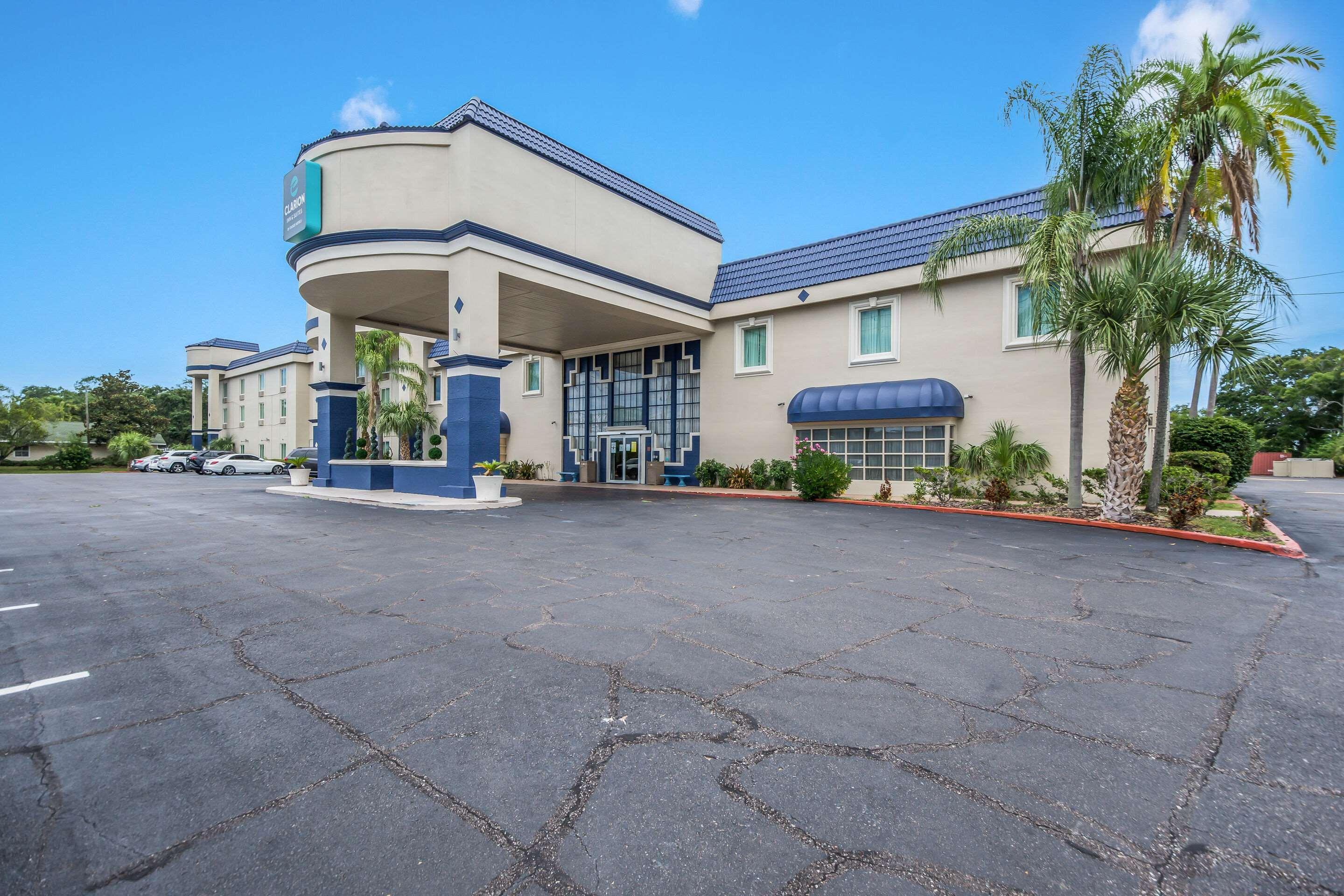Clarion Inn & Suites Central Clearwater Beach Exterior photo