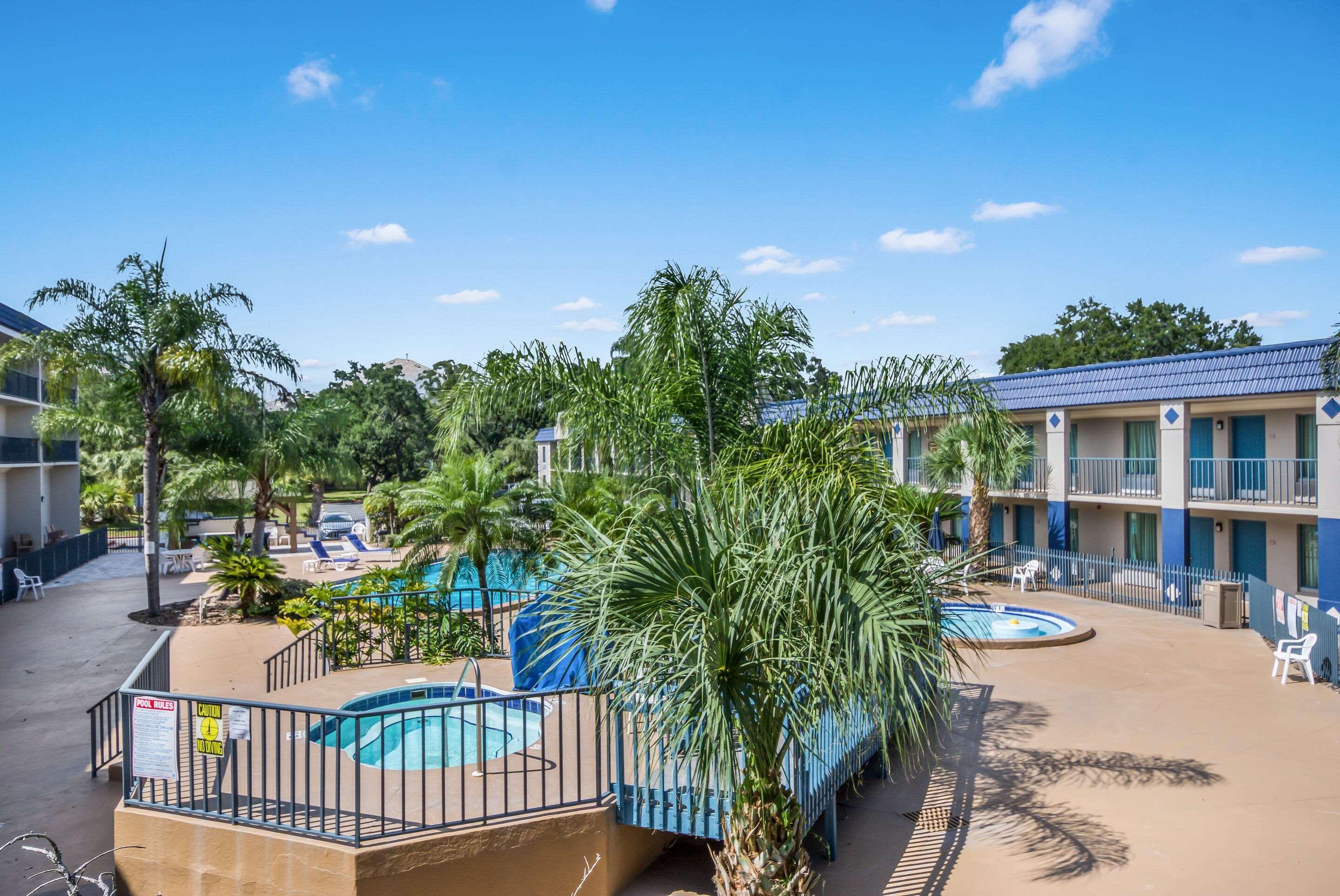 Clarion Inn & Suites Central Clearwater Beach Exterior photo