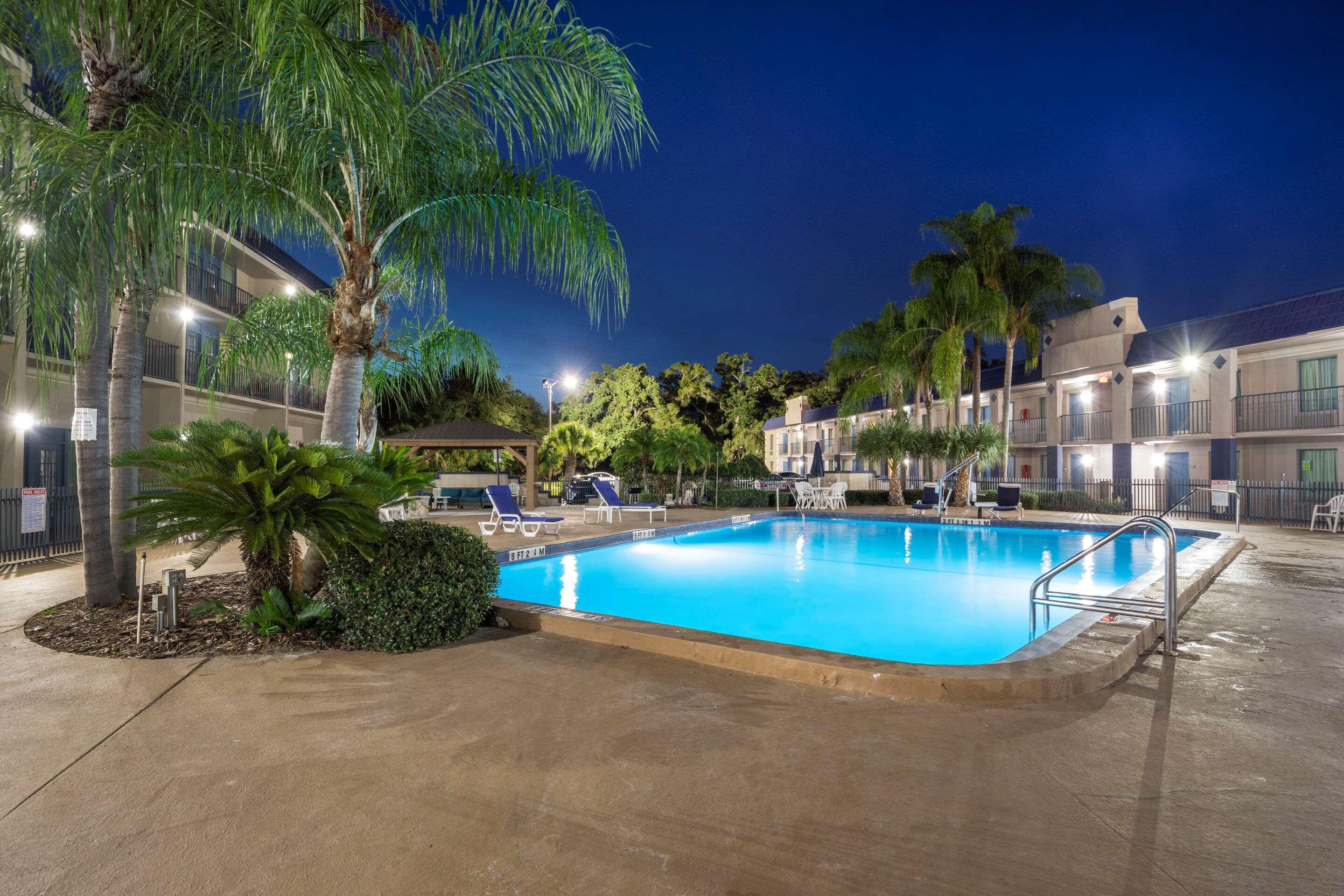 Clarion Inn & Suites Central Clearwater Beach Exterior photo