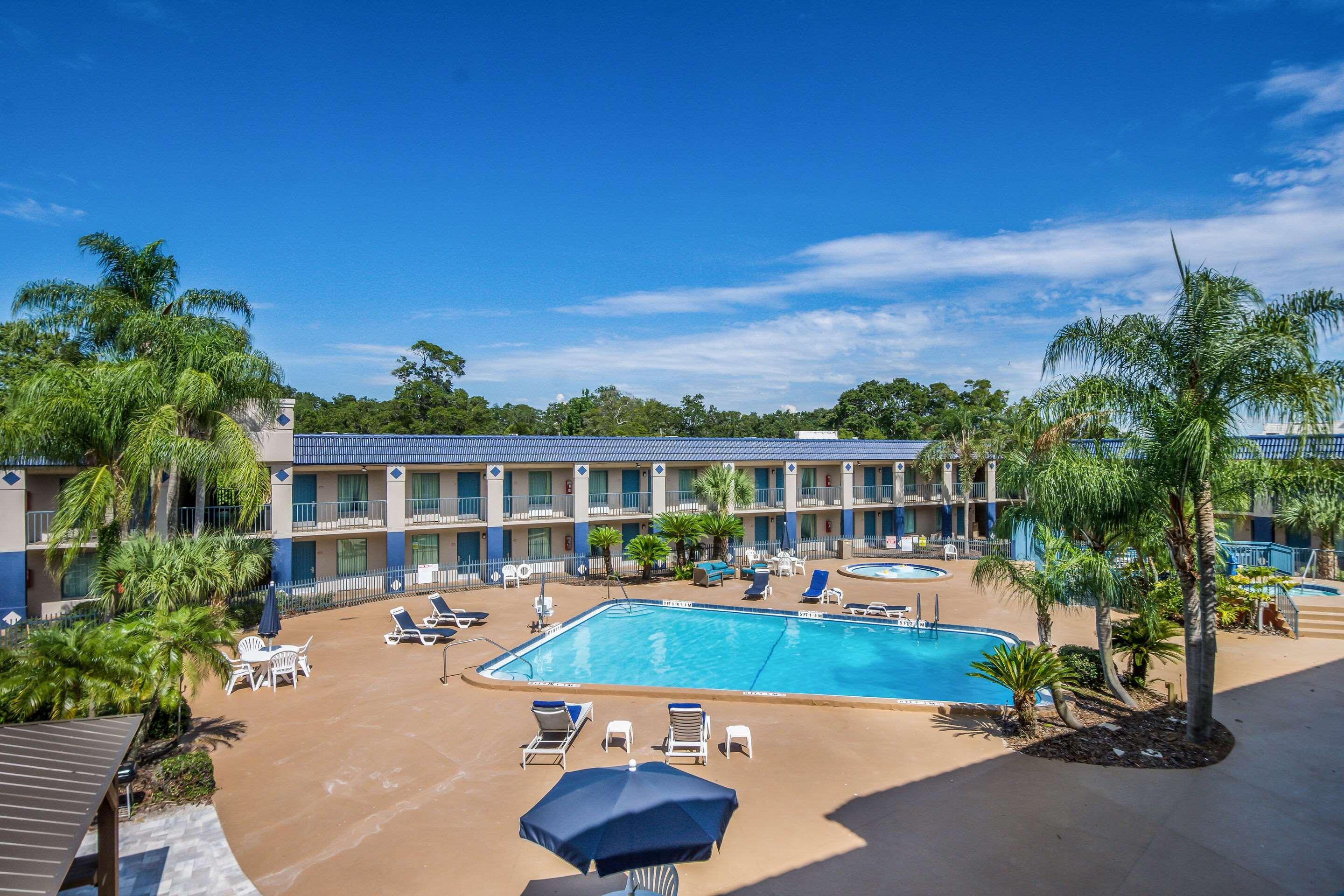Clarion Inn & Suites Central Clearwater Beach Exterior photo