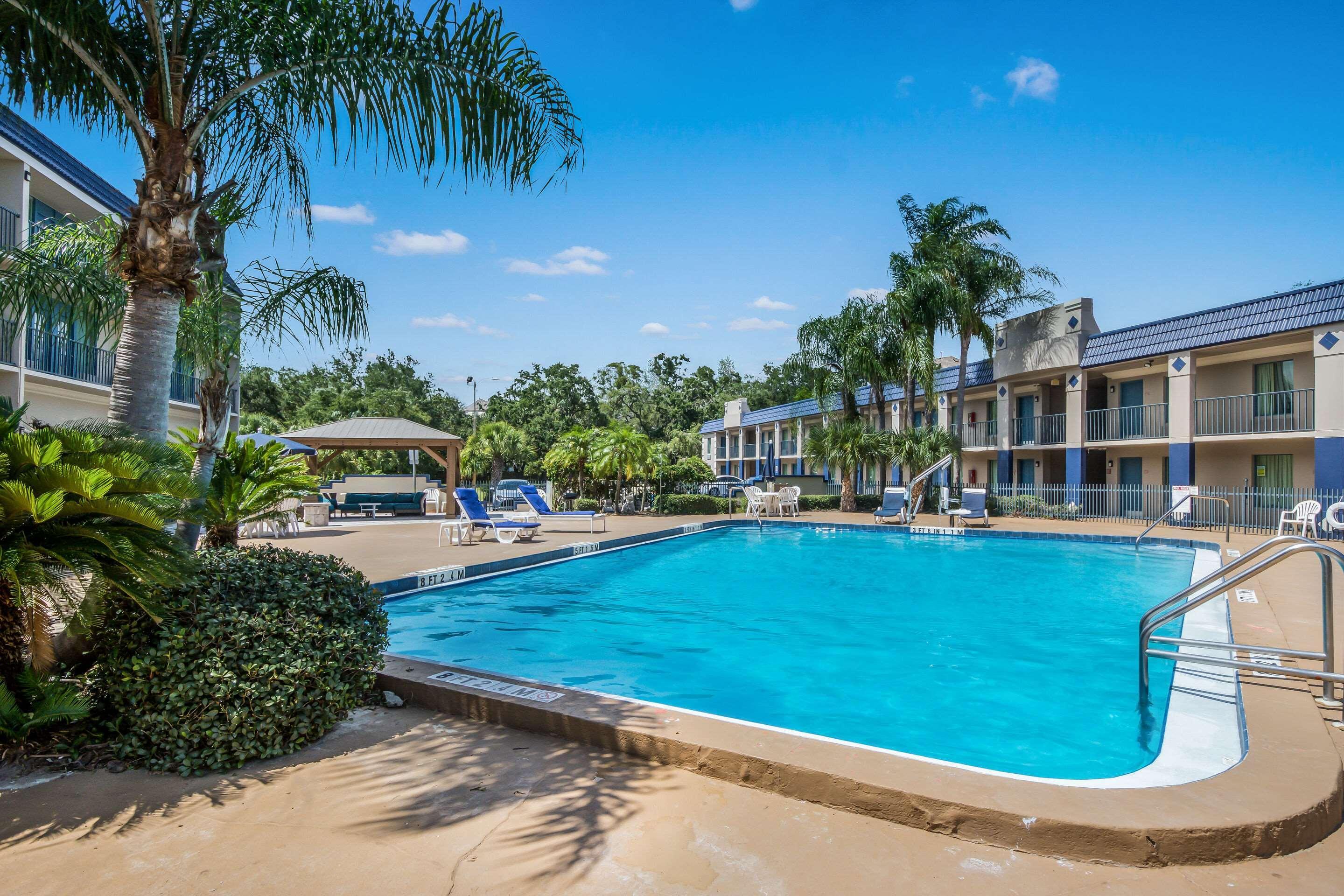 Clarion Inn & Suites Central Clearwater Beach Exterior photo