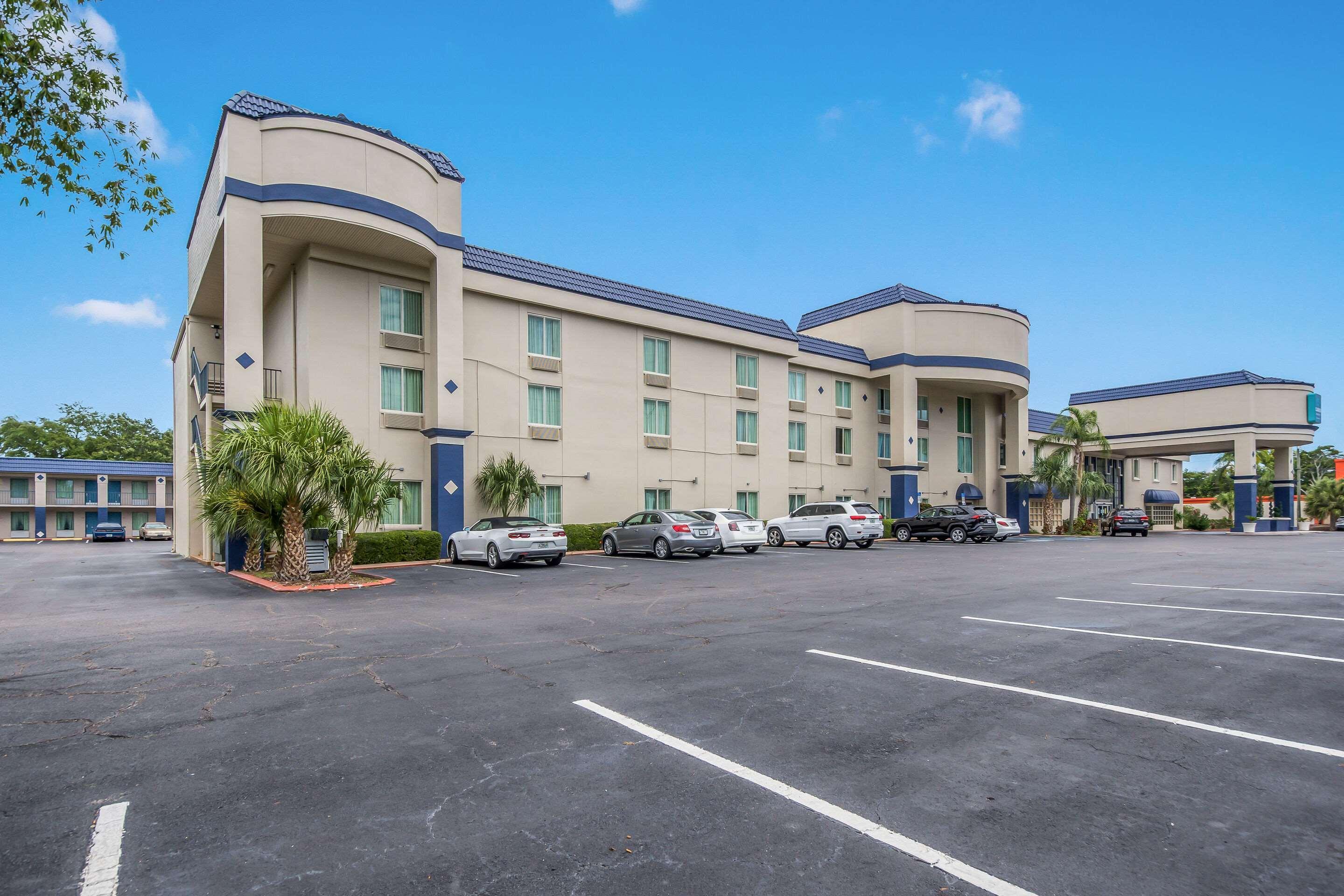 Clarion Inn & Suites Central Clearwater Beach Exterior photo