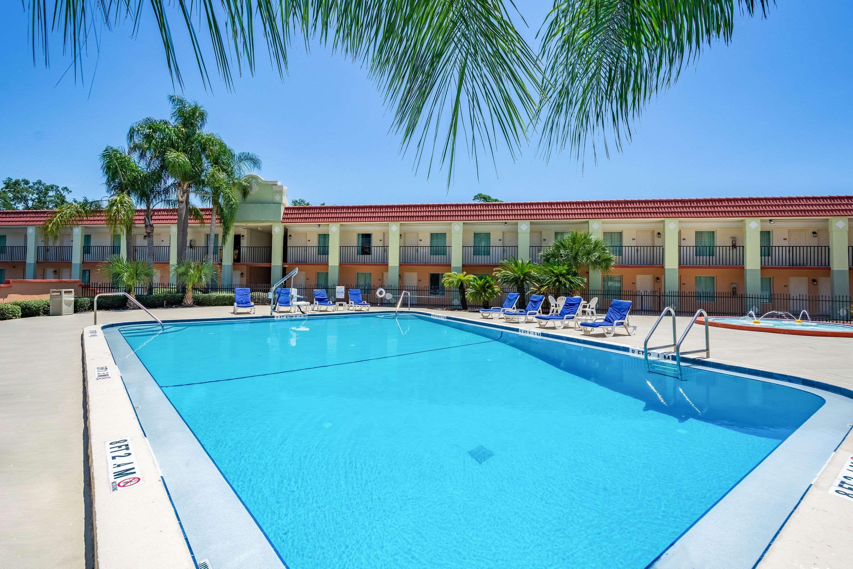 Clarion Inn & Suites Central Clearwater Beach Exterior photo