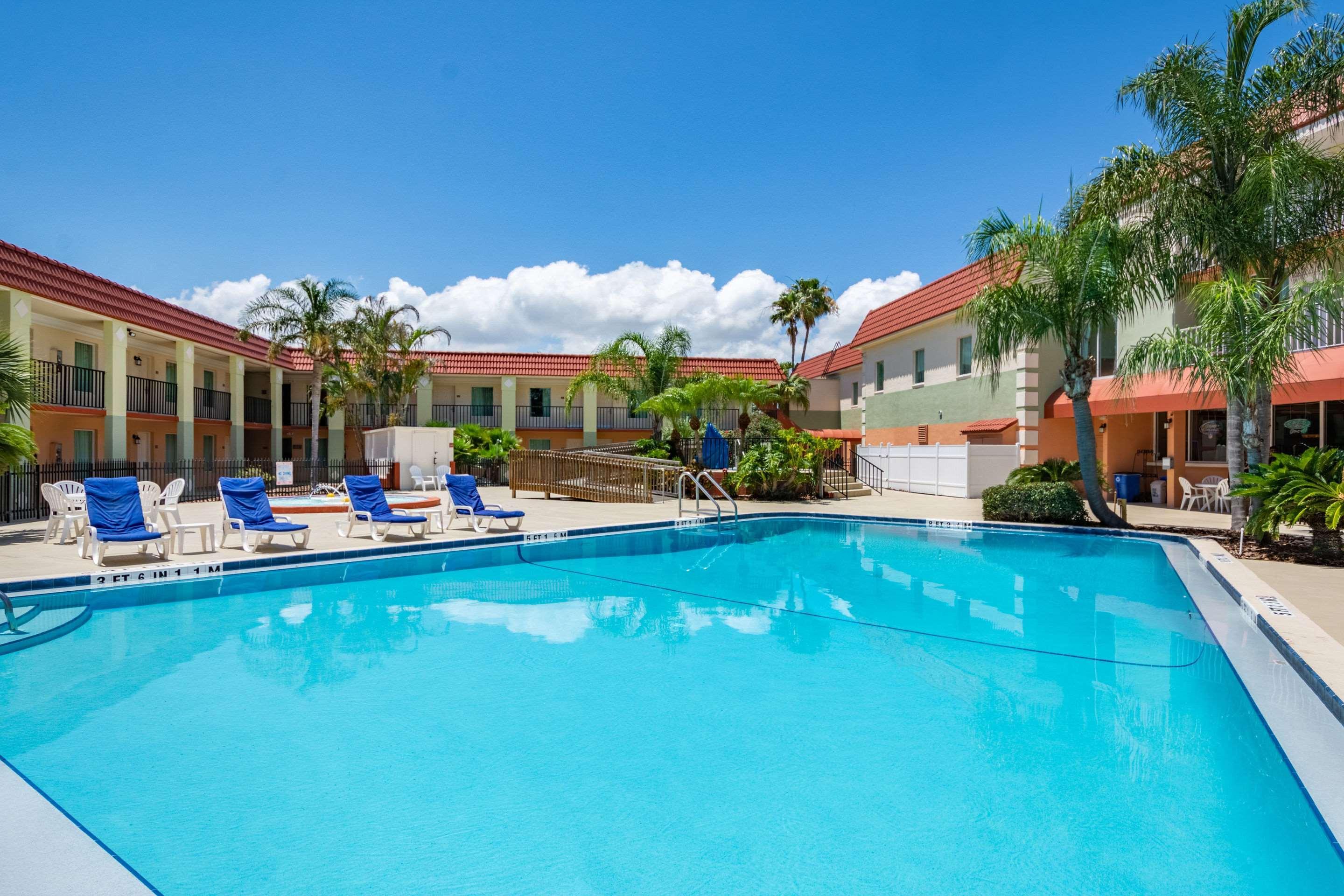 Clarion Inn & Suites Central Clearwater Beach Exterior photo