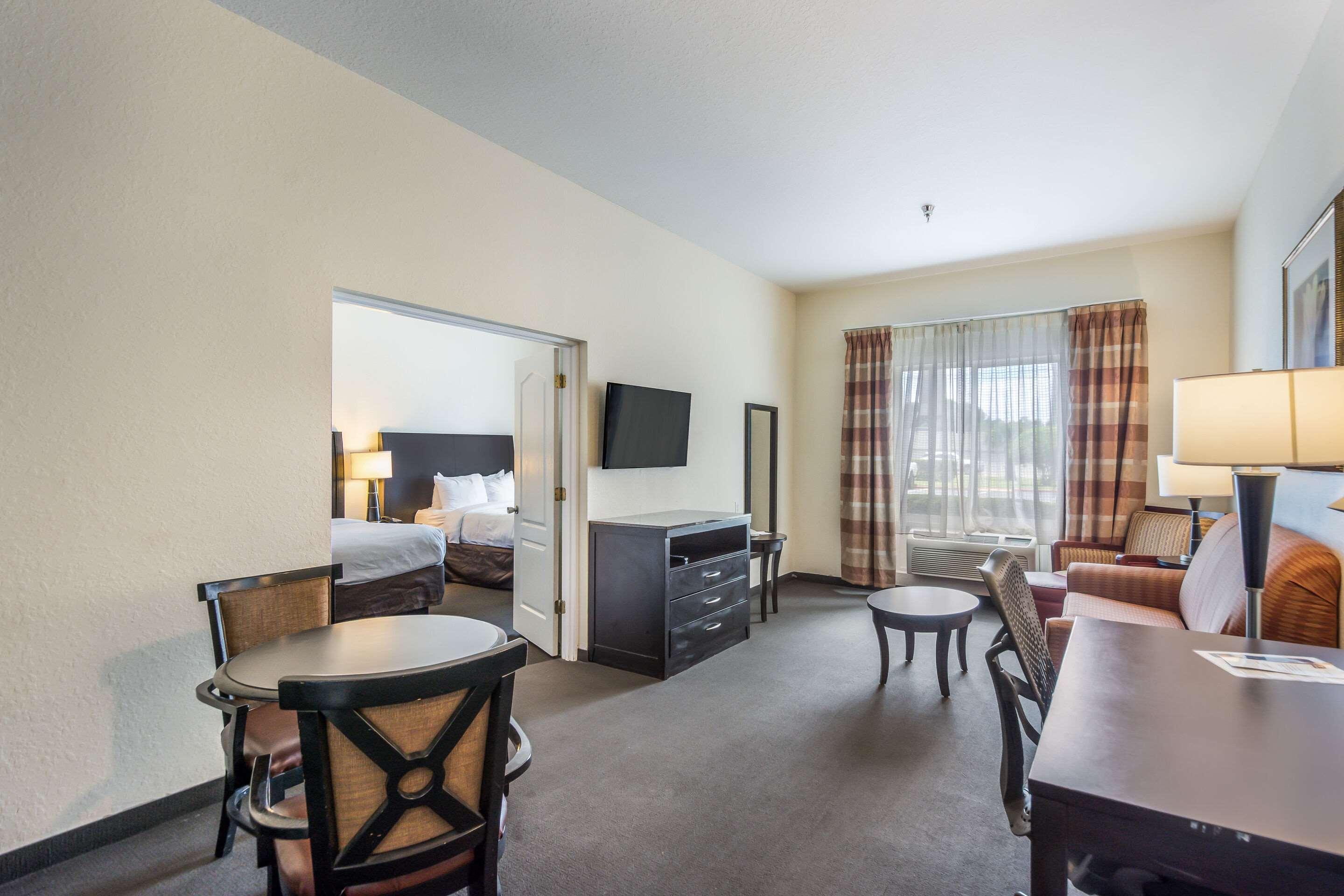 Clarion Inn & Suites Central Clearwater Beach Exterior photo
