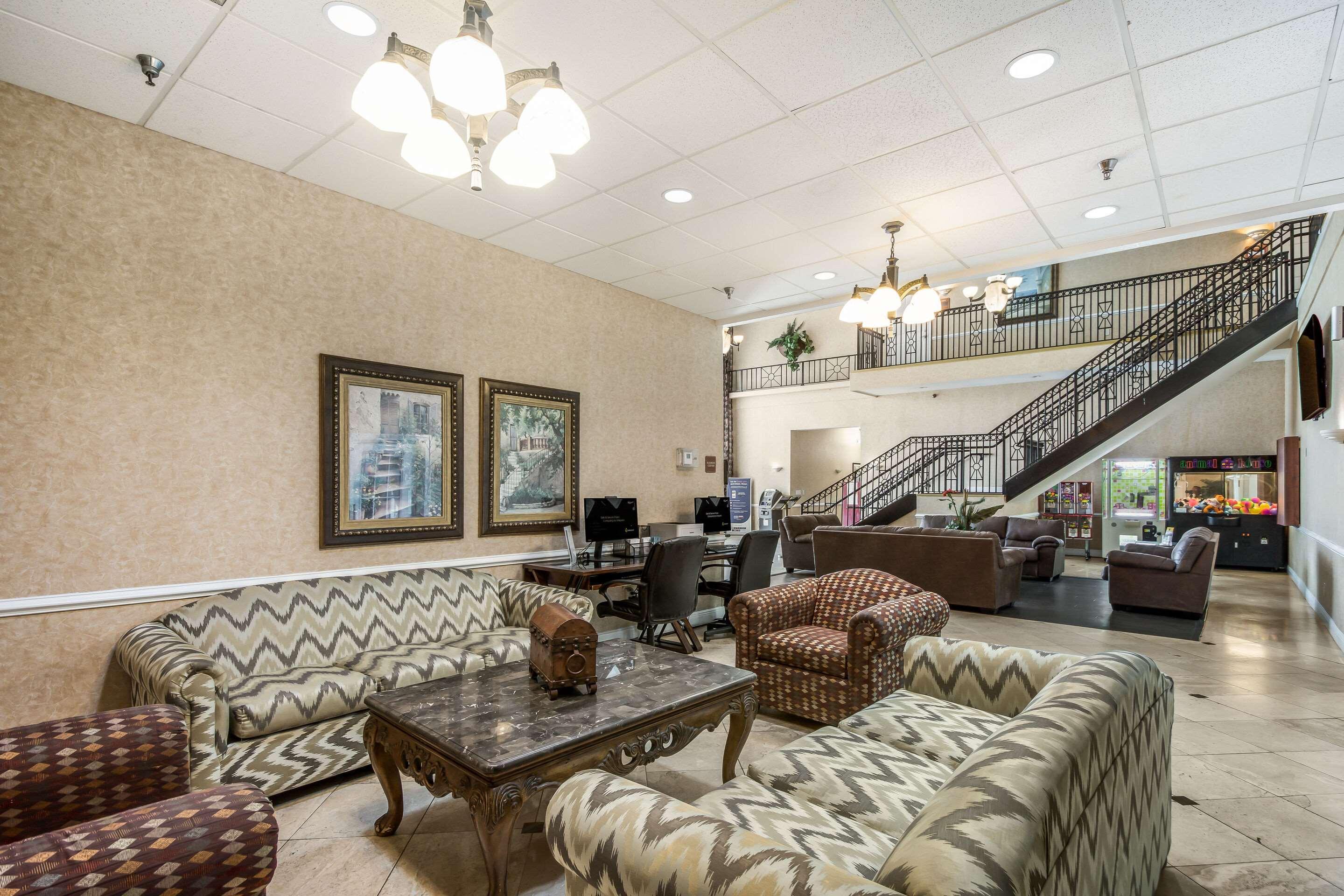 Clarion Inn & Suites Central Clearwater Beach Exterior photo