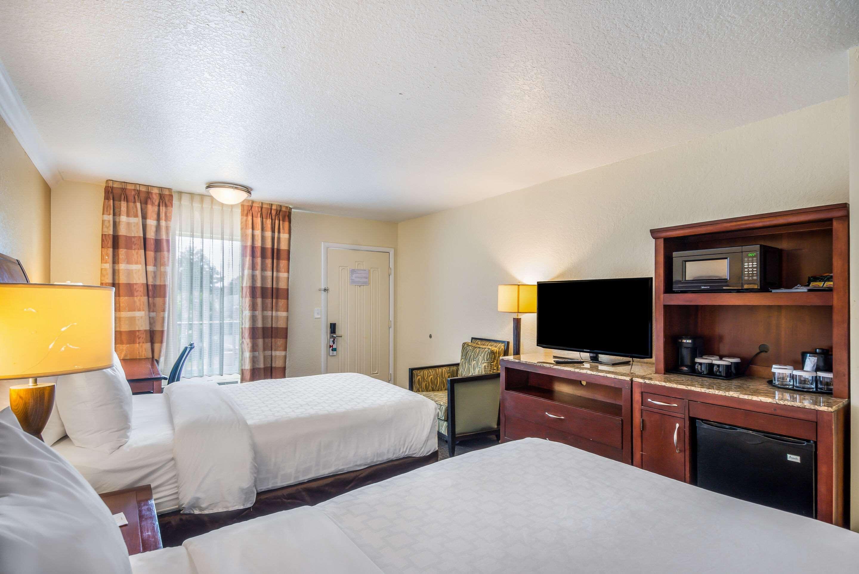 Clarion Inn & Suites Central Clearwater Beach Exterior photo